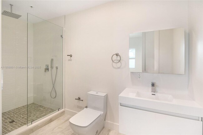 Building Photo - 14951 Royal Oaks Ln