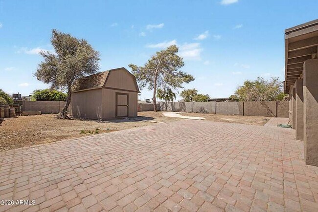 Building Photo - 2601 E Dahlia Dr