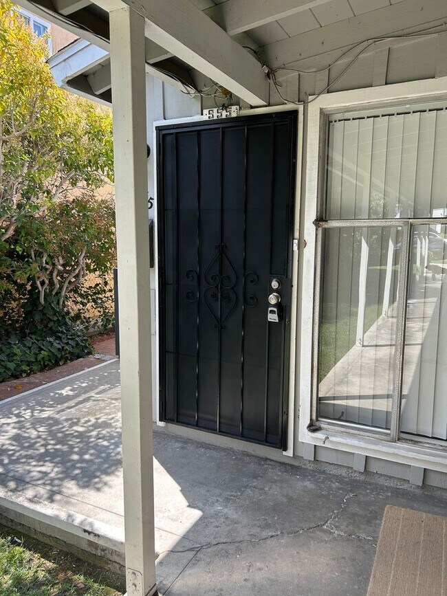 Building Photo - 1 Bed/1 Bath Pacific Beach