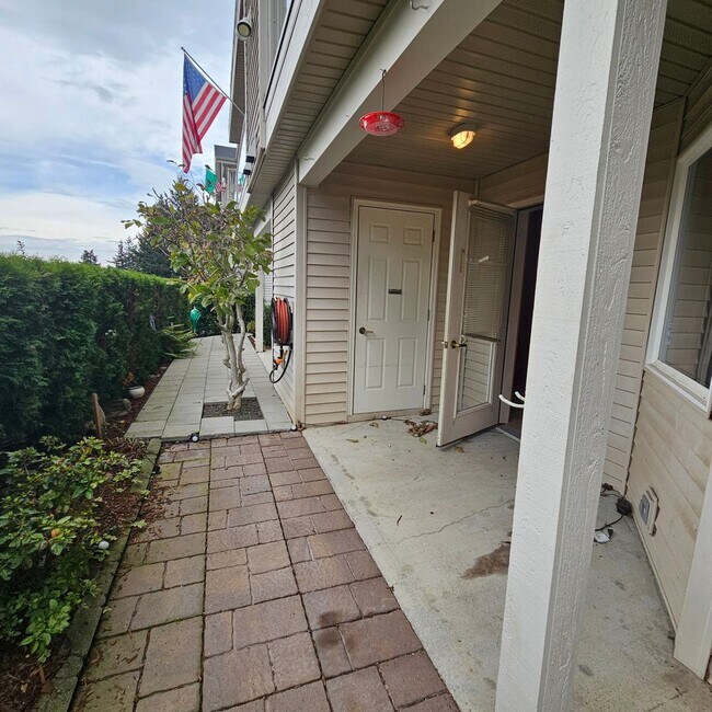 Building Photo - In town Kingston, walking distance to the Seattle and Edmonds ferry, main floor condo