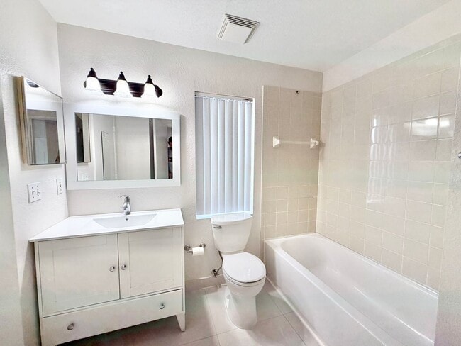 Building Photo - ** IBIS CLUB ** 1 BED / 1 BATH - CONDO - GATED COMMUNITY - SMALL PET OK! - ANNUAL RENTAL