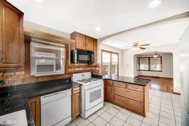 Building Photo - 3 Bed 2 Bath is West Elsdon neighborhood o...