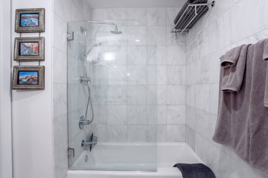 Shower - 1510 Park Ave