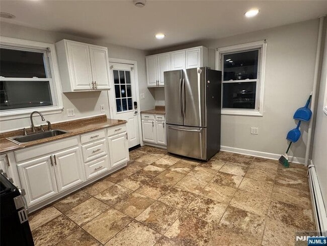 Building Photo - 2 Woodside Ave