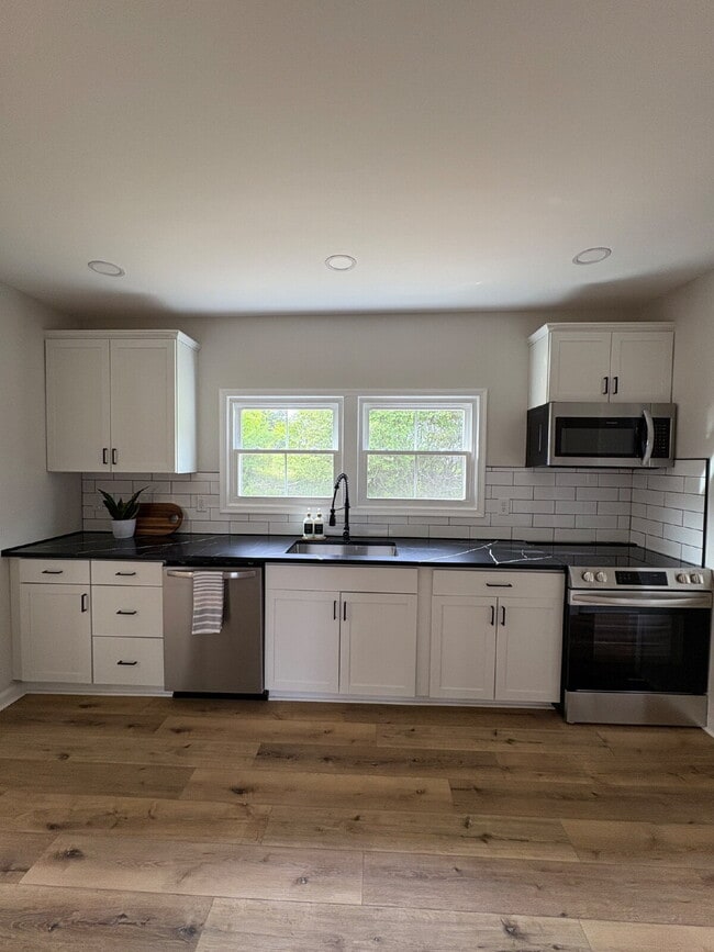 Building Photo - Stand alone home in Madison Heights close to everything.