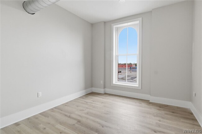 Building Photo - 136 Seneca St