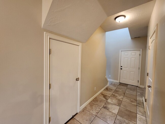 Building Photo - ELF PRICED! 3 bd. 2.5 bath Luxury Townhome!