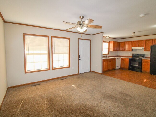 Building Photo - Beautiful 3 Bedroom Duplex in Convenient Pulaski Location