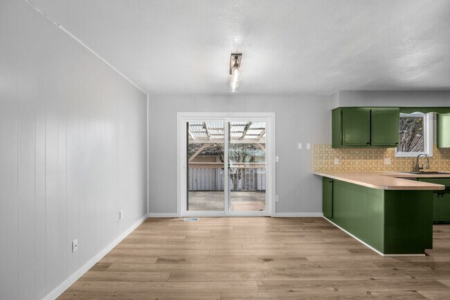 Building Photo - 111 S Ridgewood Dr