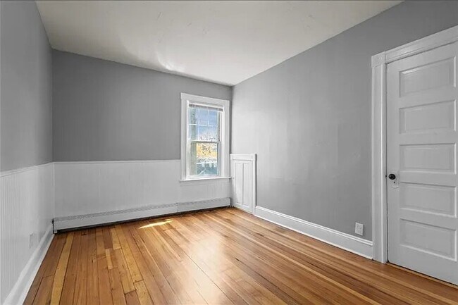 Building Photo - 16 Maplehurst Ave