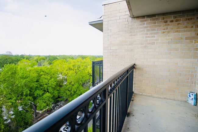 Building Photo - Upscale 1BR/1BA Condo with Balcony & City ...
