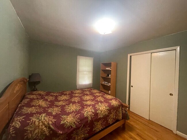 Building Photo - 174-176 Riverdale Dr