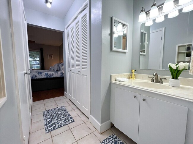 Building Photo - 6239 Bay Club Dr