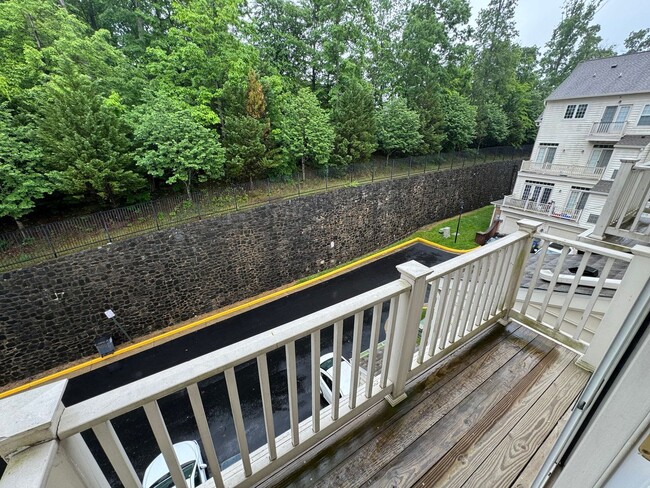 Building Photo - Fantastic 3 Bed 2.5 Bath Brick Townhome In...
