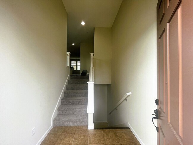 Building Photo - San Jose - 2 Bed, 2 Bath Condo Spacious San Jose Home in Convenient Location