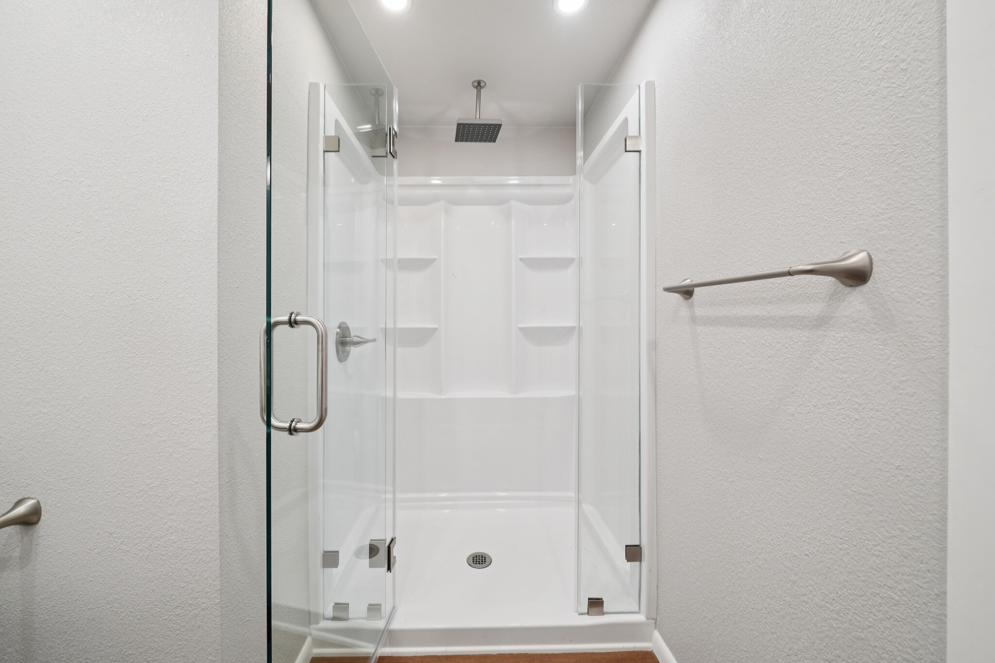 Building Photo - 1842 E Victoria Ave