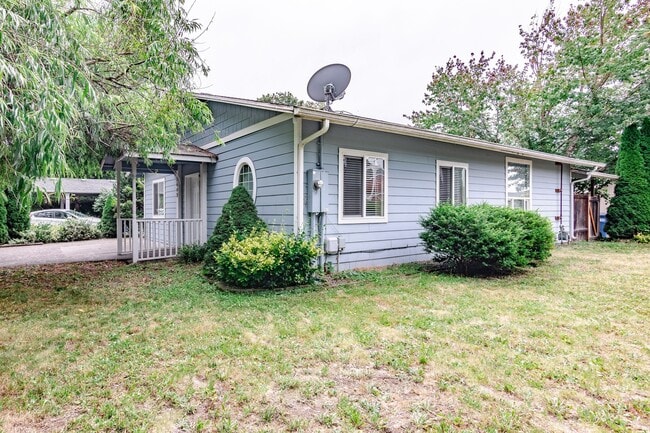 Building Photo - 3 Bed Room 2 Bath No Garage No Carport