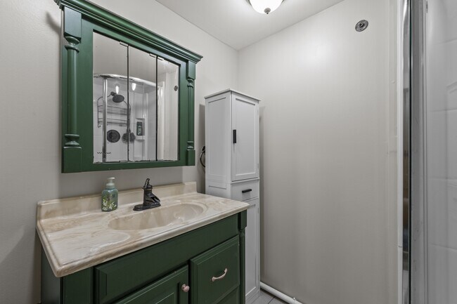Building Photo - 4009 Maple Dr
