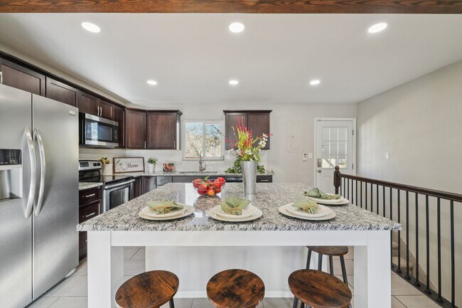 Building Photo - 4 Bed Beauty on West Side!