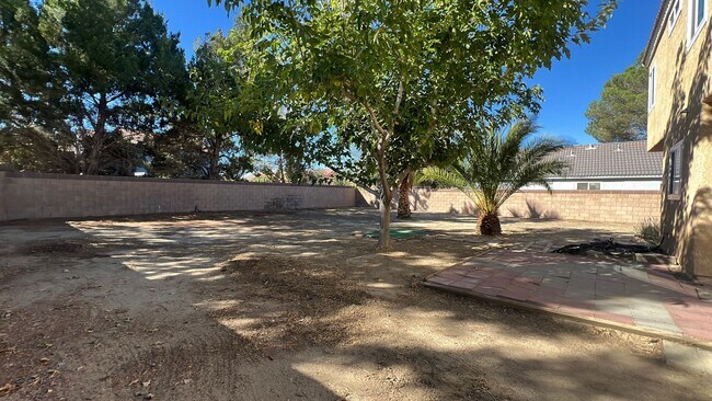 Building Photo - (APPLICATION PENDING) West Lancaster Home in a cul-de-sac