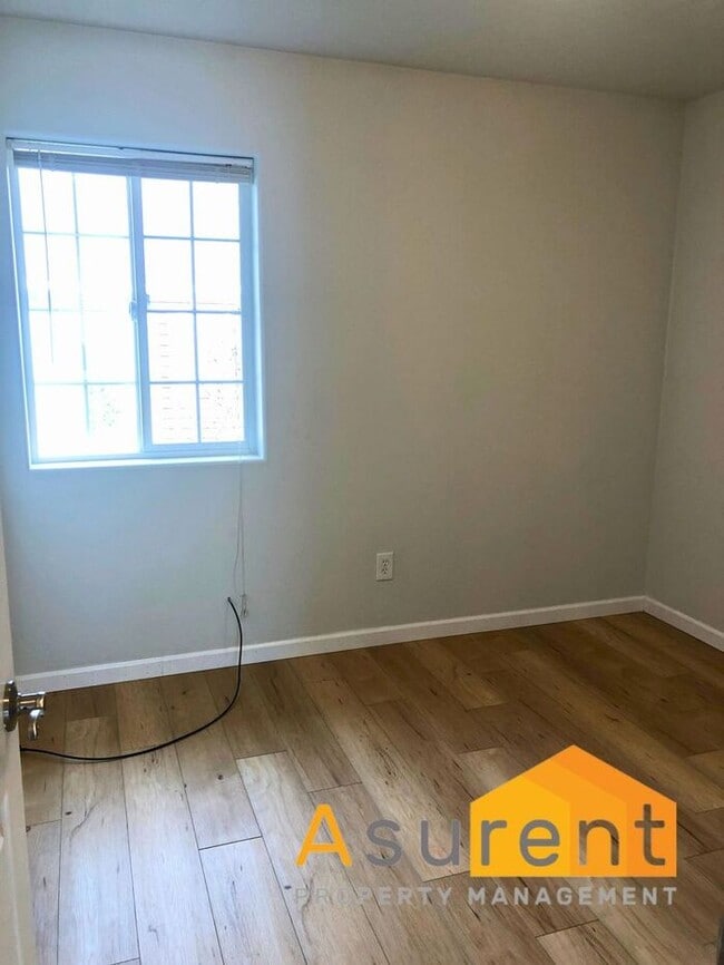 Building Photo - Wont Last Long---- 3 bed 2 Bath fenced back yard