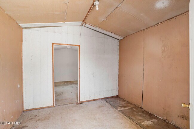 Building Photo - 4908 Royal Dr