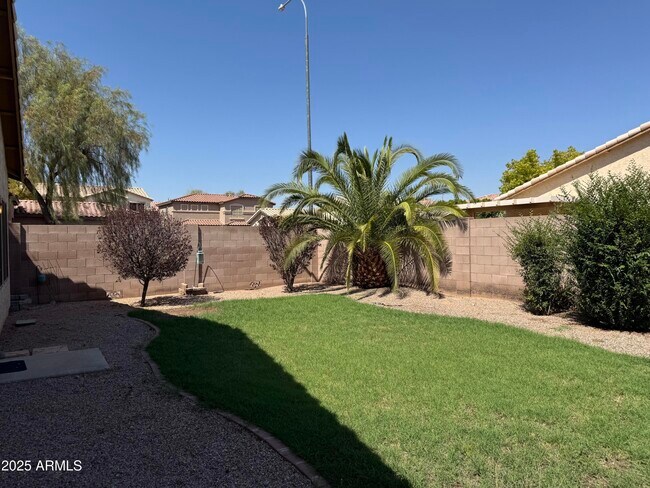 Building Photo - 2633 E Riviera Dr