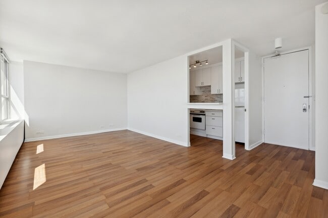 Building Photo - 2626 N Lakeview Ave