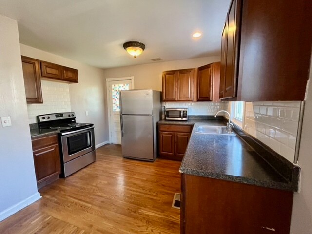 Building Photo - 2221 Sadler Ave