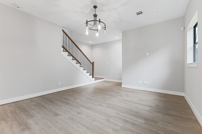 Building Photo - 806 E 39th St