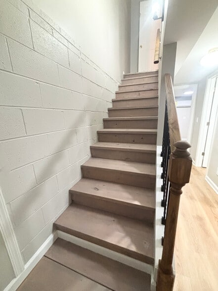 Building Photo - 626 Middle St