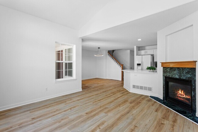 Building Photo - Recently Updated 3 Bedroom 2 Bath Home - B...