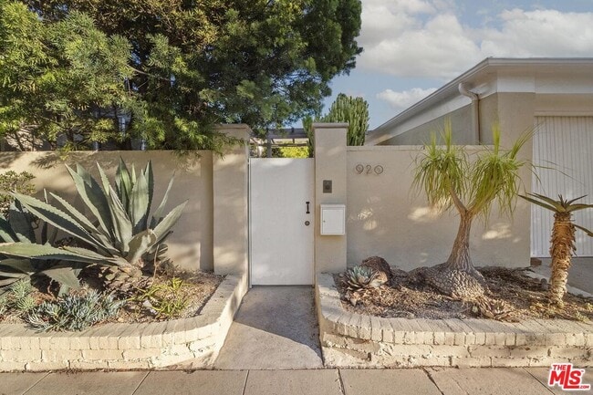 Building Photo - 920 Carrillo Dr
