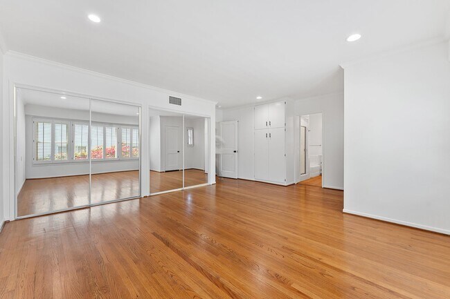 Building Photo - 11053 Strathmore Dr