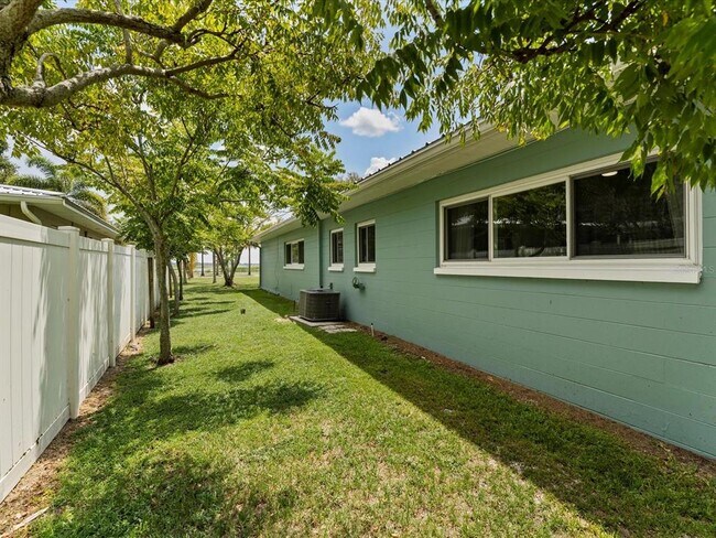 Building Photo - 600 Lakeshore Blvd