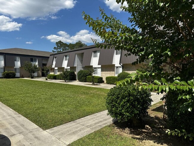 Building Photo - 2010 Emmett Dr