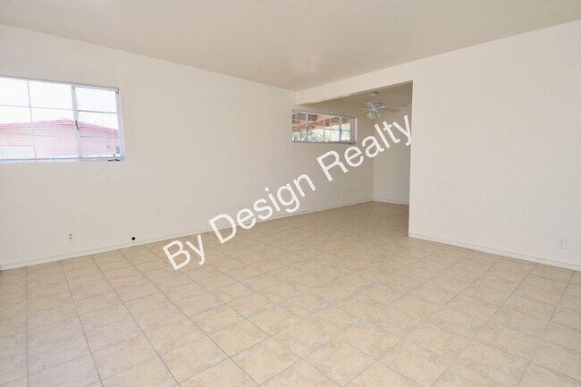 Building Photo - Midtown 2 Bed 1 Bath - A/C - Fenced Yard - Covered Parking