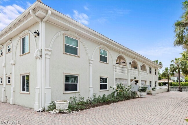 Building Photo - 980 7th Ave S