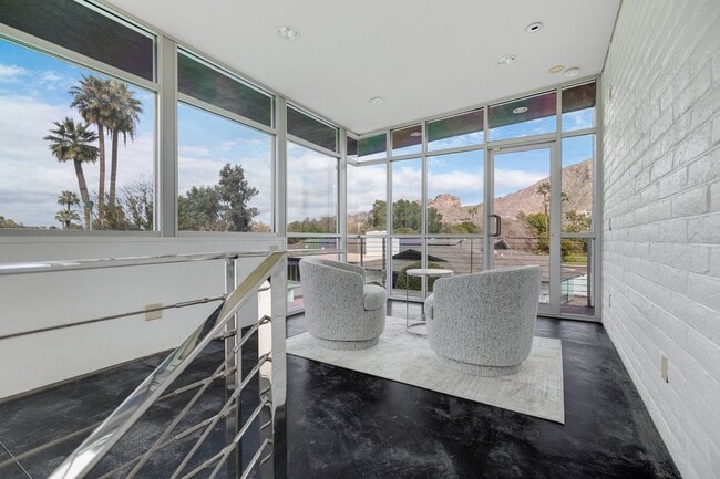 Building Photo - Mid-century modern home in Arcadia with pr...