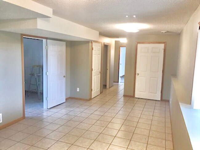 Building Photo - 5 bed 2 bath House for Rent