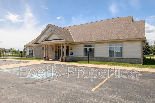 Building Photo - W242N5663 Simona Dr