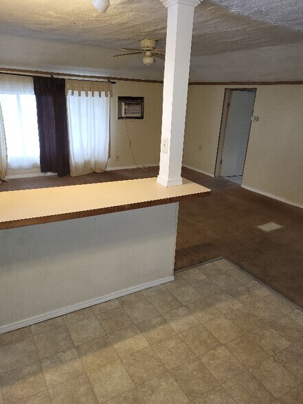 Building Photo - 242 Oakwood St