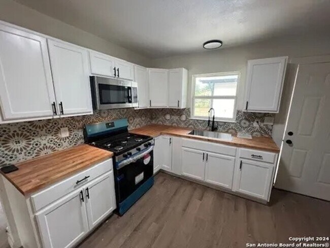 Building Photo - Charming 3-Bedroom Home in Wilshire Neighb...