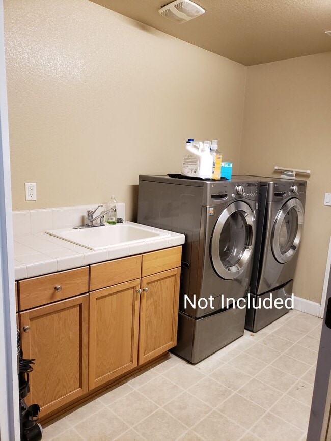 Building Photo - North Natomas Executive Home-Large One Sto...