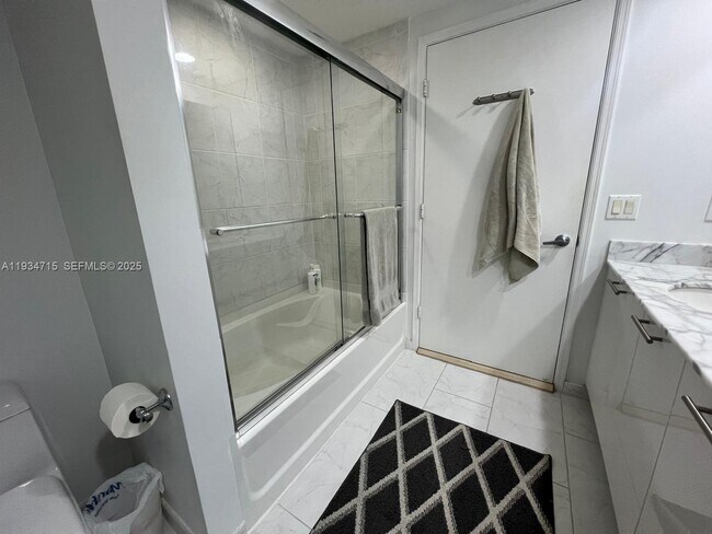 Building Photo - 950 Brickell Bay Dr