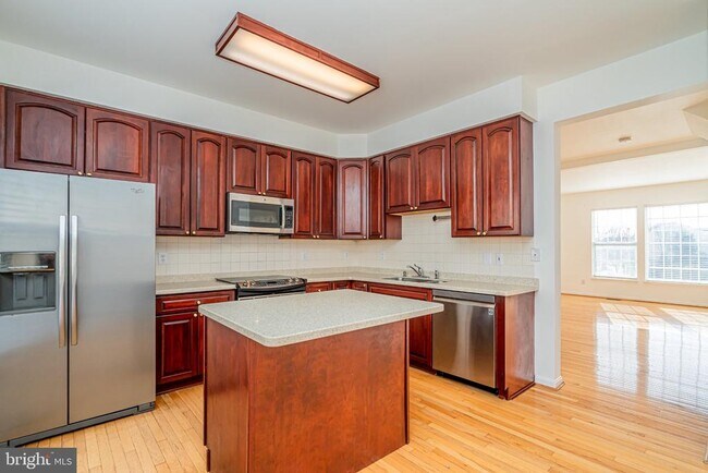Building Photo - 2507 James Maury Dr