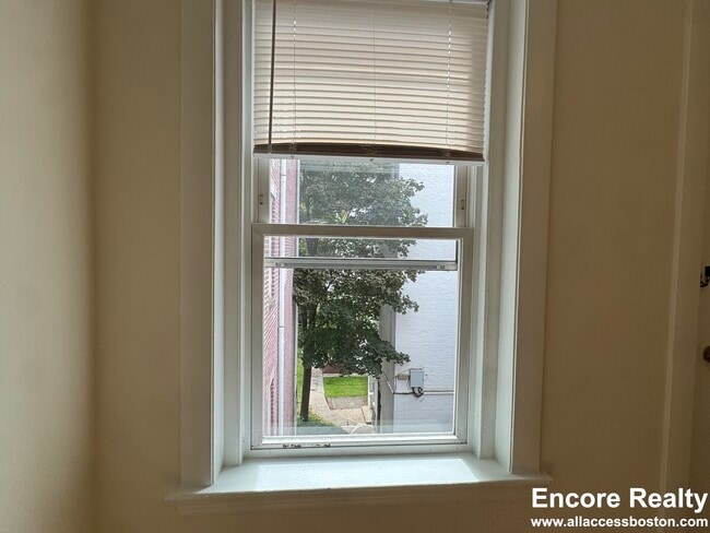 Building Photo - 1539 Beacon St