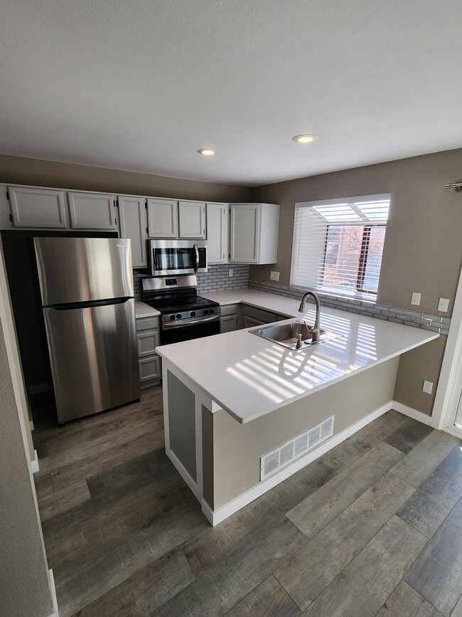 Building Photo - Beautiful Townhome at Monterey Community in Centennial!