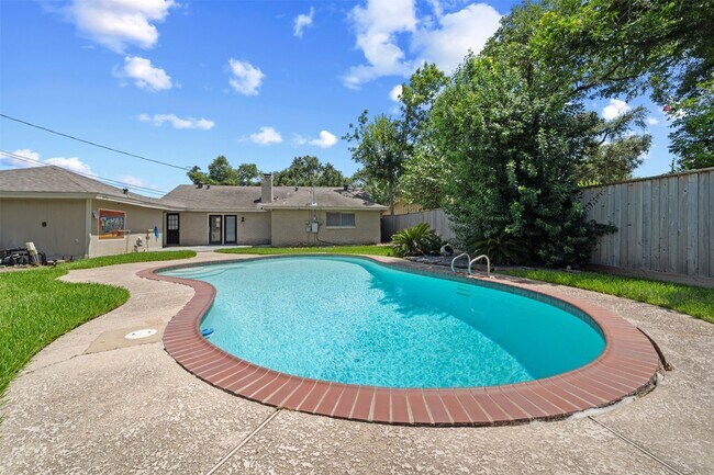 Building Photo - 5826 Spruce Forest Dr