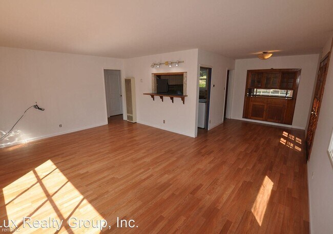 Building Photo - 547 Runnymede St